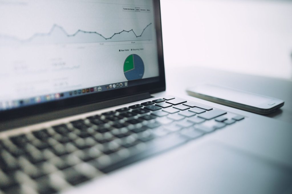 Google Search Console ve yapay zekâ görünürlüğünü temsil eden analiz ekranı